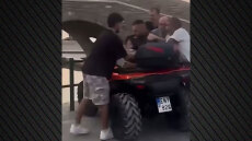 «Το μετανιώνω αλλά με βάρεσε πρώτος»: Τι υποστηρίζει ο οδηγός ταξί που ξυλοκόπησε τον υπάλληλο εταιρείας ενοικίασης οχημάτων στην Πάρο