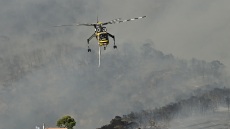 Σε δύο μέτωπα η μάχη με τη φωτιά στη Σκύρο, ρίψεις νερού από 7 αεροσκάφη και 5 ελικόπτερα, από το μεσημέρι η εξασθένηση των ανέμων