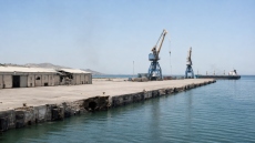 Ερυθρά Θάλασσα: Σταμάτησε πλήρως η λειτουργία του λιμανιού Μόχα μετά από περισσότερα από 25 πλήγματα των Χούθι