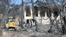 Σαλαμίνα: Ξεκίνησαν οι αυτοψίες στα καμένα, σε εξέλιξη οι έρευνες για τα αίτια της φονικής πυρκαγιάς