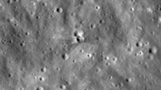 Η NASA έδωσε τις πιο καθαρές εικόνες από τον κρατήρα διαμέτρου 18 μ. που άνοιξε στη Σελήνη πύραυλος της SpaceX