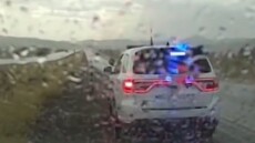 Η στιγμή που αυτοκίνητο καρφώνεται σε περιπολικά σε αυτοκινητόδρομο των ΗΠΑ