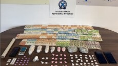 Δύο συλλήψεις για διακίνηση ναρκωτικών στη Μύκονο: Κατασχέθηκαν 65.900 ευρώ, MDMA και κοκαΐνη