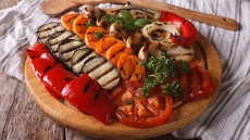 Ψητά λαχανικά στο BBQ ή στον φούρνο: Πώς θα πετύχετε το τέλειο αποτέλεσμα (+συνταγές)
