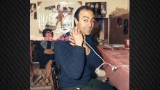 Ανδρέας Μπάρκουλης: Η αδημοσίευτη φωτογραφία από το παρελθόν, ετοιμαζόταν στο καμαρίνι του για να παίξει σε παράσταση