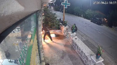 Καρέ καρέ η στιγμή που άγνωστοι βάζουν φωτιά σε φαρμακείο στη Βλαχέρνα Αρκαδίας, δείτε βίντεο και φωτογραφίες
