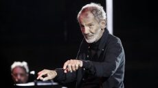 Σταύρος Ξαρχάκος: Παρουσιάζει τα ερωτικά τραγούδια του με ηλεκτρικό ήχο στο Θέατρο Λυκαβηττού