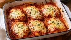 Chicken parm: Το ζουμερό κοτόπουλο με σάλτσα και παρμεζάνα της ιταλοαμερικανικής κουζίνας