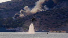 Μαίνεται η πυρκαγιά στη Σαλαμίνα, χωρίς ενεργό μέτωπο η Βοιωτία, βελτιωμένη η εικόνα στην Πέλλα