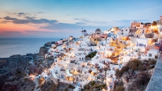 Όταν η Σαντορίνη ήταν ένα άγνωστο νησί, χωρίς λιμάνι και με μόλις 75 κλίνες, πώς εξελίχθηκε σε παγκόσμιο προορισμό
