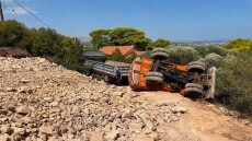 Μπουλντόζα αναποδογύρισε στην Βορινέζα Αρτέμιδας, σώος ο χειριστής, δείτε βίντεο και φωτογραφίες