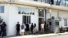 Φρουρούμενος σε ΜΕΘ νοσηλεύεται ο 31χρονος που εισέβαλε με μαχαίρι στο ΑΤ Μάνδρας, ελεύθερος ο αστυνομικός που τον πυροβόλησε