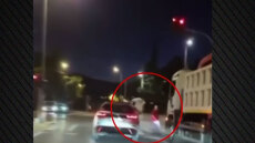 Βίντεο-ντοκουμέντο από τη Λεωφόρο Πεντέλης: Παραβίασε το κόκκινο με τον συνοδηγό να κρέμεται εκτός παραθύρου και παραλίγο να παρασύρει πεζό