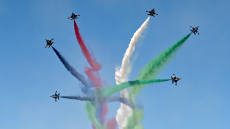 Athens Flying Week: Εντυπωσιακές εικόνες από τα ακροβατικά σμήνη και τους αλεξιπτωτιστές