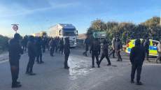 Εκατοντάδες μαυροφορεμένοι διαδηλωτές έκλεισαν το λιμάνι του Ντόβερ σε διαμαρτυρία κατά των μεταναστών