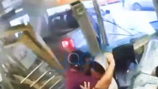 Βίντεο: Ληστές με ματσέτες έπεσαν με αγροτικό σε κοσμηματοπωλείο στο Ηνωμένο Βασίλειο, ο ιδιοκτήτης τους πήρε στο κυνήγι με ρόπαλο