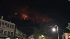 Ανεξέλεγκτη η πυρκαγιά στην Τραπεζίτσα της Κόνιτσας: 112 για ετοιμότητα, «δύσκολο βράδυ» λένε οι κάτοικοι, βίντεο