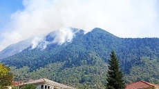 Συνεχίζει να καίει εδώ και δύο εβδομάδες η φωτιά στην Κόνιτσα, μάχη με νέες αναζωπυρώσεις