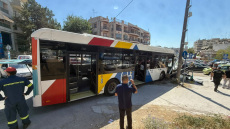Λεωφορείο έπεσε σε στάση στη Νεάπολη Θεσσαλονίκης, τέσσερις τραυματίες, δείτε βίντεο