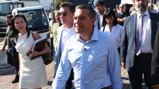 Δείτε βίντεο με την επίσκεψη Τσίπρα στα περίπτερα της ΔΕΘ: Η φανέλα με το 26, η ποντιακή γραβάτα και ο χαιρετισμός με Σχοινά και Χριστοδουλάκη