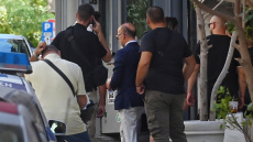 Με χειροπέδες στην Ευελπίδων οι γιατροί Γάκα και Θεοδωρόπουλος της κλινικής στο Κολωνάκι όπου πέθανε ο Μαζωνάκης