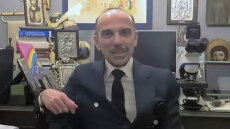 Δείτε βίντεο: Ο Θεοδωρόπουλος διαφημίζει το ιατρείο του, χαρακτήριζε «θείο δώρο» τις θεραπείες με βλαστοκύτταρα