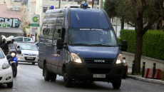 Κινηματογραφική απόδραση κρατουμένου στις Σέρρες, συνεργοί του έφτασαν με όχημα που έμοιαζε αστυνομικό και τον άρπαξαν κατά τη μεταγωγή του
