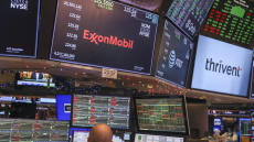 Στο κόκκινο η Wall Street: Τριπλή πίεση από AI, Μέση Ανατολή και Fed