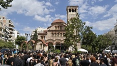 Με στίχους από το «Θέλω να γυρίσω στα παλιά» ο επικήδειος στον Γιώργο Μαζωνάκη από τον Μητροπολίτη Νίκαιας, δείτε βίντεο