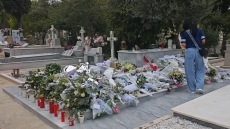 Βουβό προσκύνημα στο μνήμα του Γιώργου Μαζωνάκη: Δεκάδες θαυμαστές στο νεκροταφείο με λουλούδια και τα τραγούδια του να παίζουν