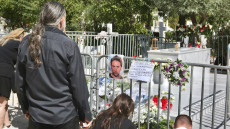 Βουνό από λουλούδια και μηνύματα στο μνήμα του Μαζωνάκη, ησυχία για να θρηνήσει ζήτησε η αδελφή του
