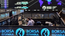 Συναγερμός στην Τουρκία μετά τις εκροές 18 δισ. δολαρίων από επενδυτικά κεφάλαια και τις συλλήψεις στελεχών της αγοράς 