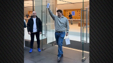 «Είμαι ο πρώτος!»: Χαμός έξω από κατάστημα της Apple για την αγορά του iPhone 18 στην Αυστραλία, δείτε βίντεο