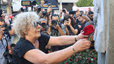 Κόκκινο τριαντάφυλλο άφησε η Μάγδα Φύσσα στο μνημείο του Παύλου, βίντεο και φωτογραφίες από την πορεία στο Κερατσίνι