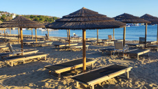 Για θανατηφόρα σωματική βλάβη συνελήφθη ο 76χρονος μετά τον καβγά με τον 82χρονο στη Βουλιαγμένη: Υποστηρίζει ότι το θύμα του έριξε μπουνιά και δεν θυμάται τίποτα