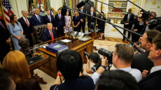 Εμπάργκο στη live κάλυψη του Τραμπ από CBS, NBC, ABC και Fox: Στο πλευρό του CNN μετά το μπλόκο του Λευκού Οίκου
