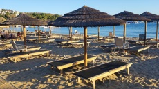 Συνελήφθη και η 21χρονη που ήταν με τον 76χρονο μετά τον θάνατο του 82χρονου στην πλαζ Βουλιαγμένης, κατηγορείται για συνέργεια