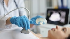 Βρετανία: Το NHS προχωρά στην έρευνα 4.500 περιστατικών καρκίνων του μαστού μετά από σοβαρές αστοχίες