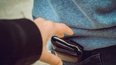 Στη φυλακή αρχηγός συμμορίας με ανήλικους πορτοφολάδες στο Παρίσι: 10χρονα κορίτσια πολλά από τα μέλη, περικύκλωναν τα θύματα στα ATM