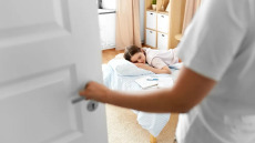 Τι αποκαλύπτει για την προσωπικότητά σας η επιθυμία να κοιμάστε με κλειστή πόρτα