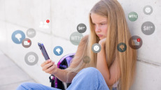 Εμμονή με τα social media για 1 στους 2 εφήβους στην Ελλάδα – Τα στοιχεία του Ιδρύματος «Σταύρος Νιάρχος»