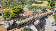 Καλλιτεχνούπολη: Ολοκληρώθηκε η τοποθέτηση της γέφυρας Bailey από τις Ενοπλες Δυνάμεις στο σημείο που είχε καταρρεύσει ο δρόμος