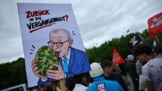 Κλειστά σχολεία και μαθητές στους δρόμους στη Γερμανία: Οι 18χρονοι αντιδρούν στο ενδεχόμενο επαναφοράς της υποχρεωτικής στρατιωτικής θητείας
