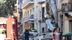 Κατέρρευσε διώροφο κτήριο μετά από ισχυρή έκρηξη στην Πλάκα, τραυματίστηκε περαστικός, απεγκλωβίστηκαν δύο γυναίκες