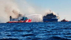 Μαίνεται η φωτιά στο Blue Carrier 2, βίντεο από την επιχείρηση κατάσβεσης
