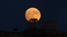 Πανσέληνος: Το «Φεγγάρι του Θερισμού» δεσπόζει απόψε, τι ώρα θα είναι πιο φωτεινό