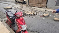Ηράκλειο: Τμήμα μπαλκονιού κατέρρευσε και έπεσε πάνω σε μηχανάκι, δείτε βίντεο
