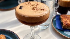 Caffè shakerato: Πόσο μοιάζει ο κρύος espresso των Ιταλών με τον δικό μας freddo;