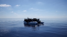 Μία εβδομάδα στον Ατλαντικό χωρίς τροφή και καύσιμα: Διασώθηκαν 260 μετανάστες ανοιχτά της Μαυριτανίας 