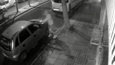 Δείτε βίντεο με τον διασυρμό γυναίκας στο Ηράκλειο: Άνδρας μοιράζει φέιγ βολάν με τα στοιχεία και τη φωτογραφία της, γράφοντας ότι «εκδίδεται» 